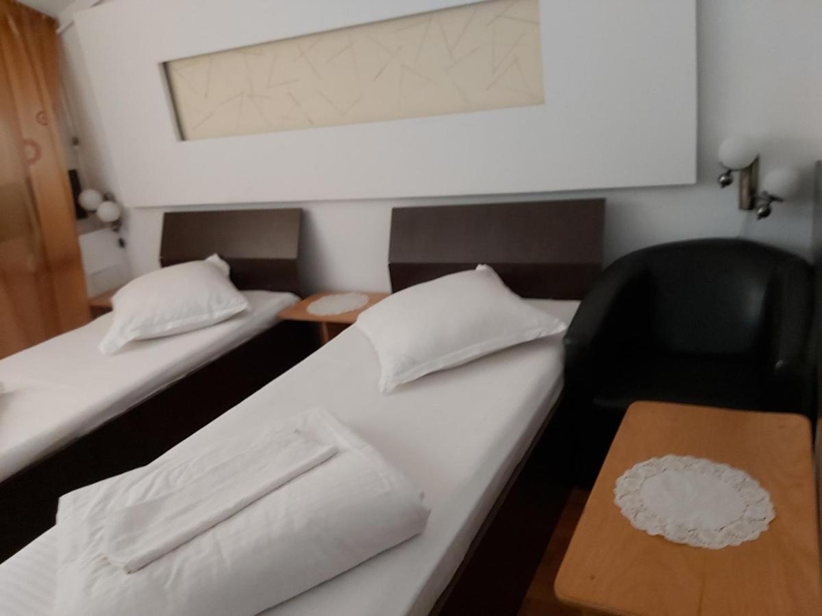 Hotel Turist Resicabánya Kültér fotó