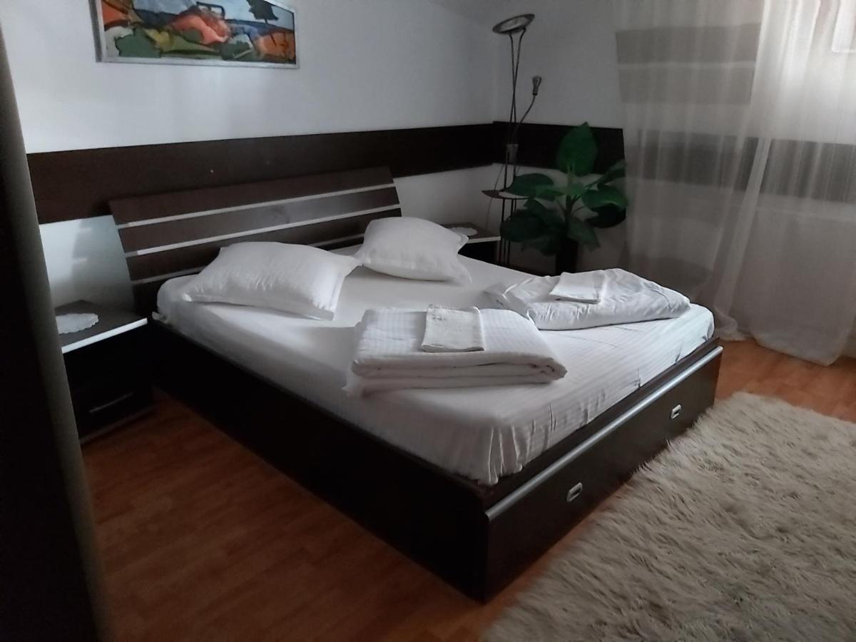 Hotel Turist Resicabánya Kültér fotó