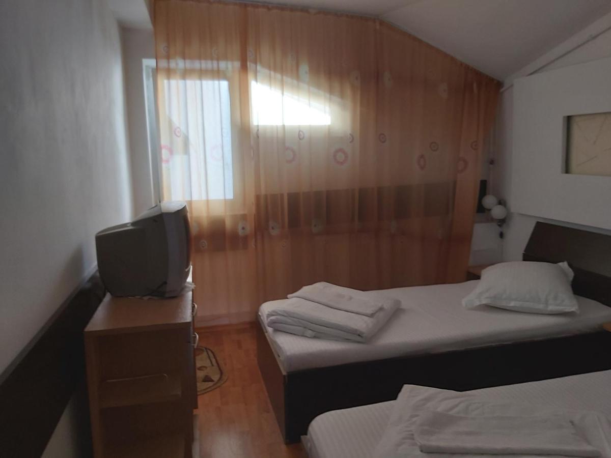 Hotel Turist Resicabánya Kültér fotó