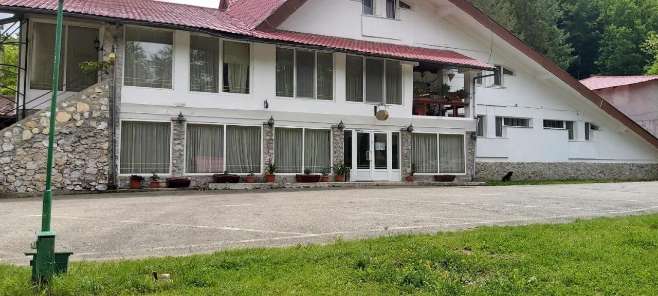 Hotel Turist Resicabánya Kültér fotó