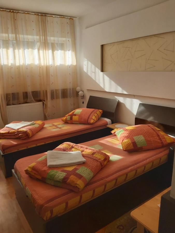Hotel Turist Resicabánya Kültér fotó