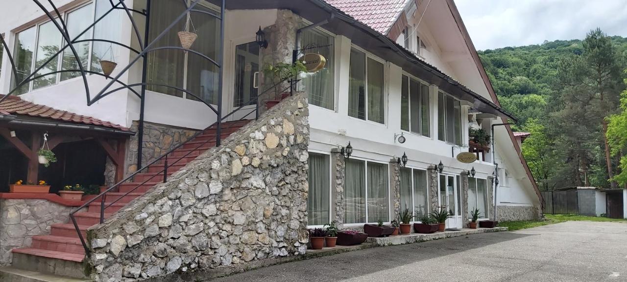 Hotel Turist Resicabánya Kültér fotó