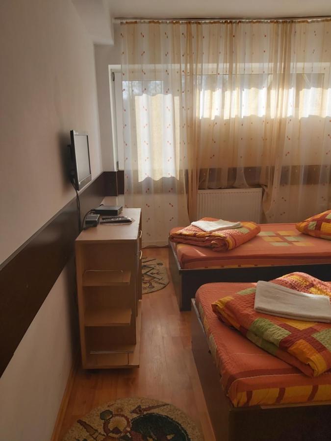 Hotel Turist Resicabánya Kültér fotó