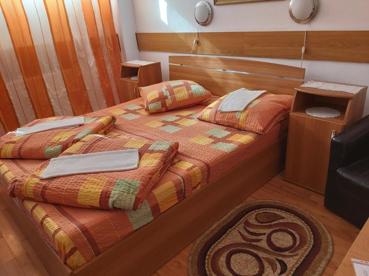 Hotel Turist Resicabánya Kültér fotó