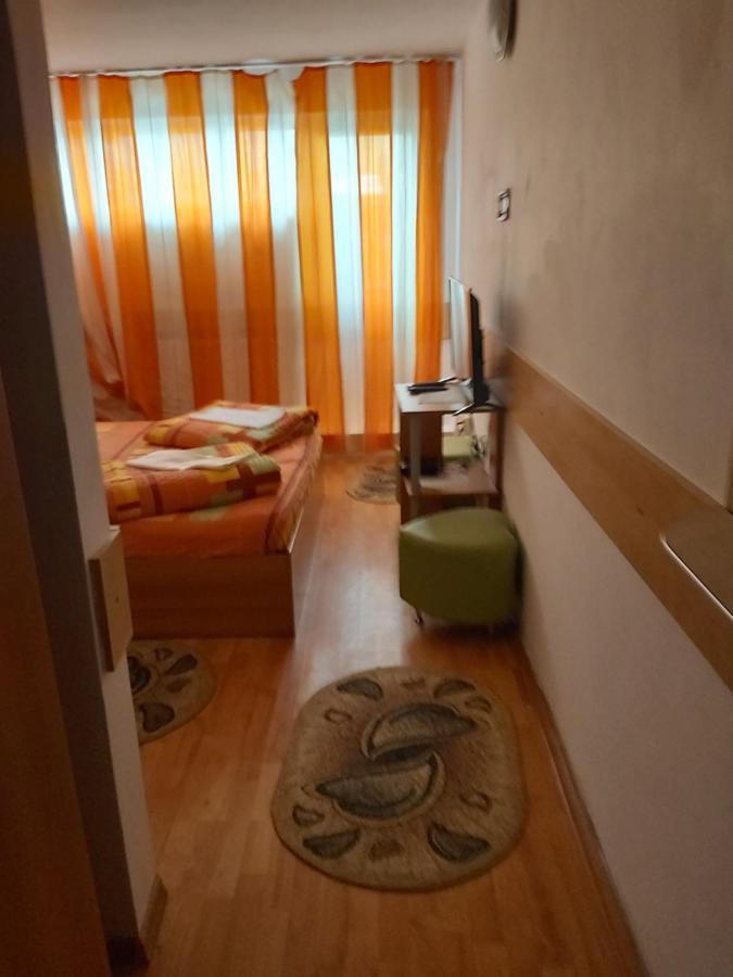 Hotel Turist Resicabánya Kültér fotó
