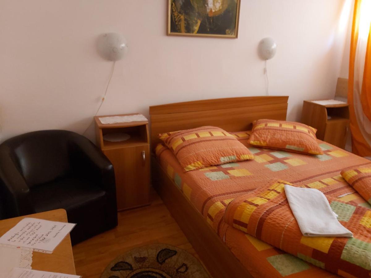 Hotel Turist Resicabánya Kültér fotó