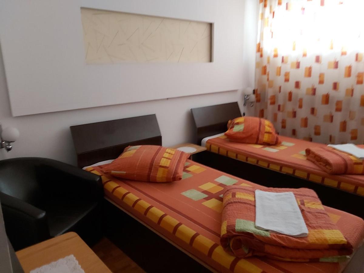 Hotel Turist Resicabánya Kültér fotó