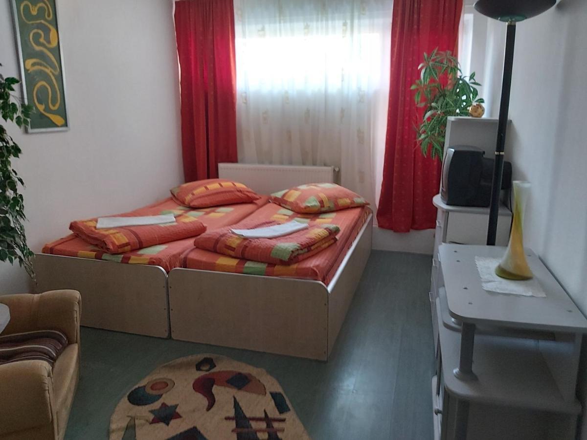 Hotel Turist Resicabánya Kültér fotó